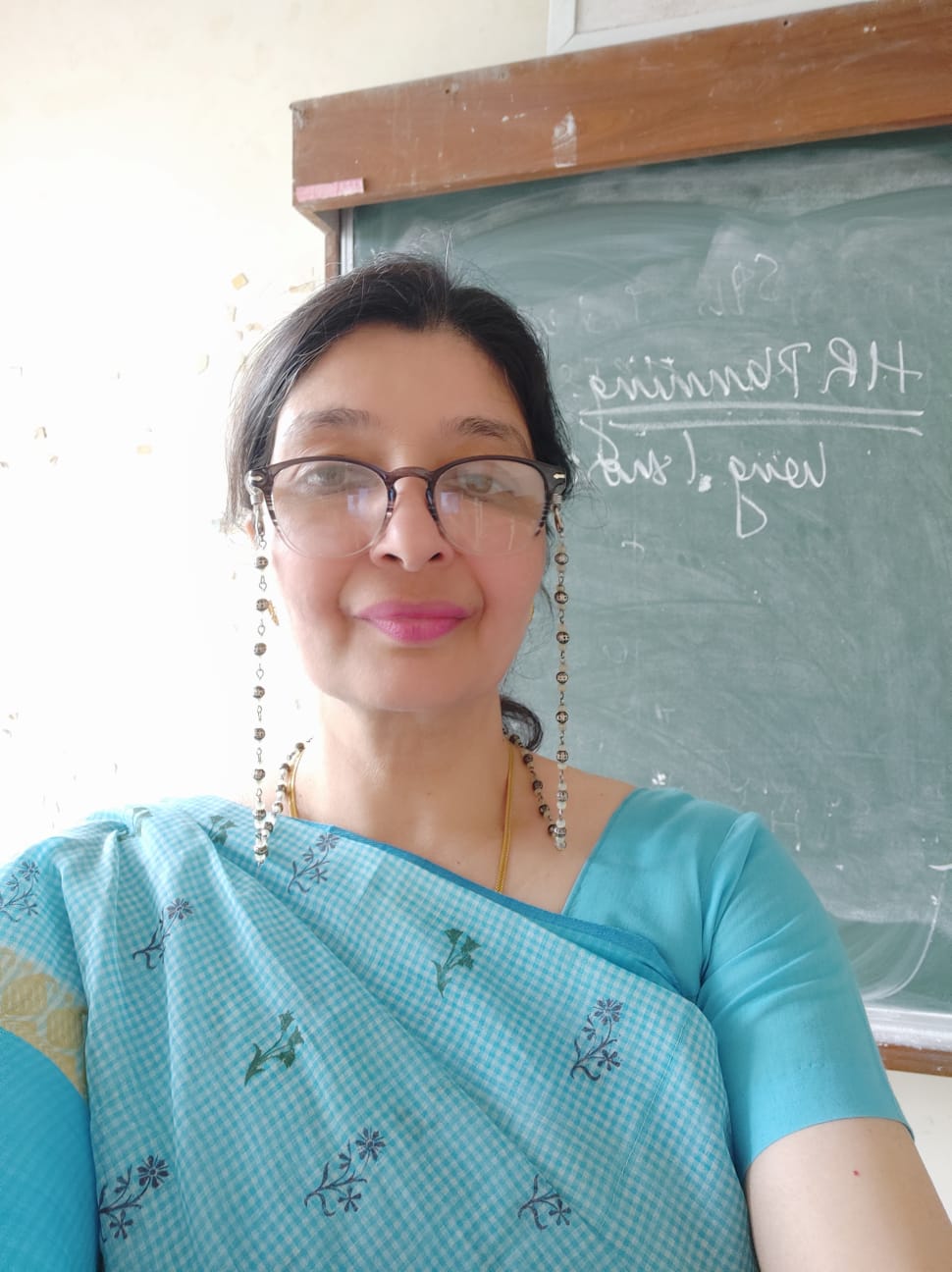 Dr Charu N Thakur, Academic Counsellor, taking class of Financial Services and Markets