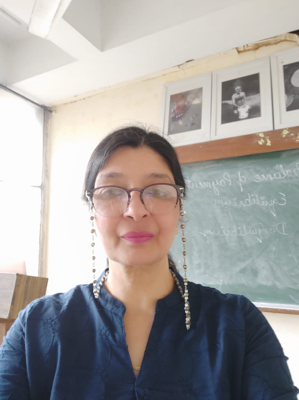 Dr Charu N Thakur, Academic Counsellor, taking class of International Financial Management